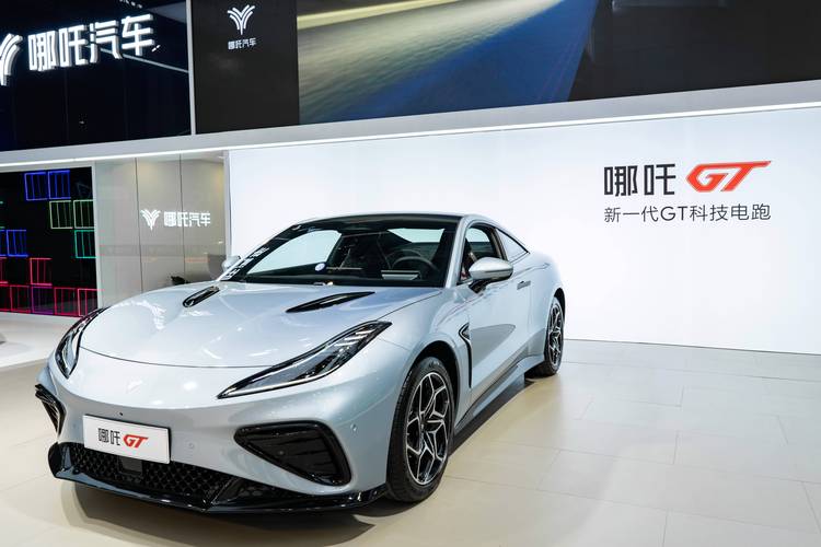 惠州145哪吒汽车在智能汽车领域的表现，领途汽车在新能源汽车市场中的影响力